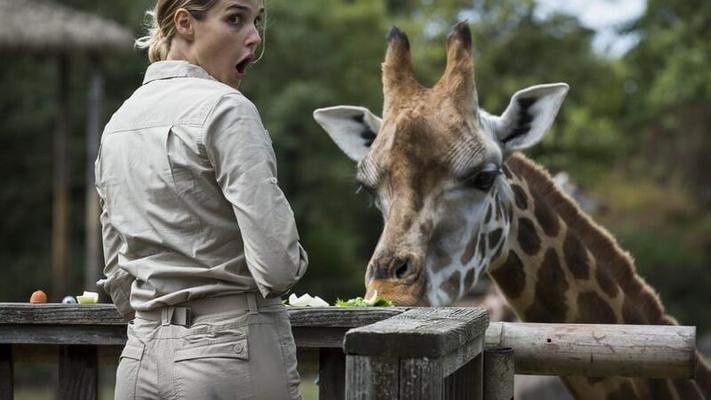 Camille Lou Surprise par la Bite Énorme de la Girafe