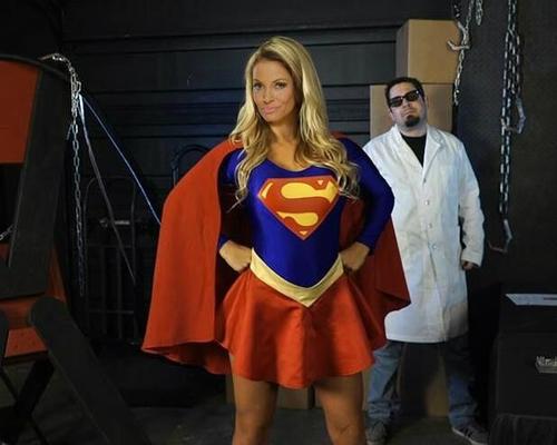 celebridad MILF trish stratus como superheroína supergirl femdom tetas