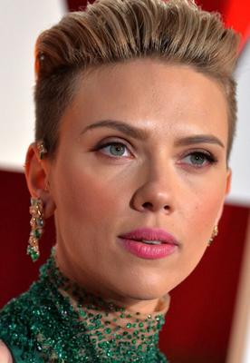 Scarlett Johansson, déesse en robe verte