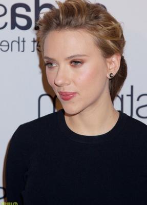 Scarlett Johansson fica linda com sua saia pequena