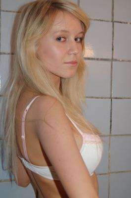 Jolie blonde au visage