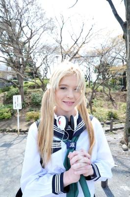 Meninas brancas em uniformes japoneses