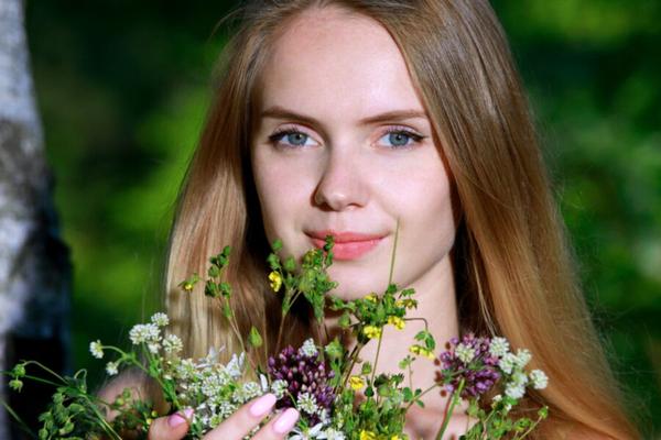 Von Natur aus dünn und mit langen blonden Haaren