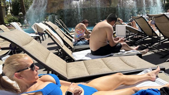 MILF chaude à la piscine Mirage à Vegas