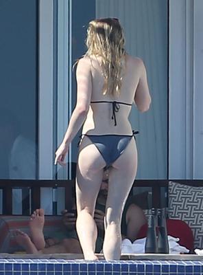 Sophie Turner sexy bikini pics