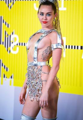 Miley Cyrus surpreende no VMA