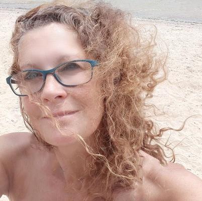 Linda MILF con gafas: su primera experiencia en la playa nudista