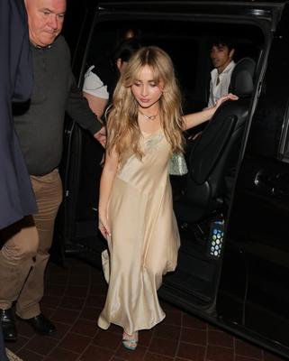 Sabrina Carpenter - arrive à son hôtel à Londres en juillet ,