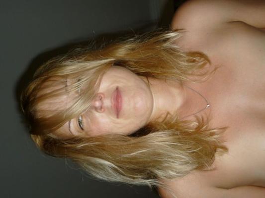 MILF rubia flaca de pecho plano