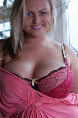 Bombe blonde aux gros seins Victoria Summers VIII