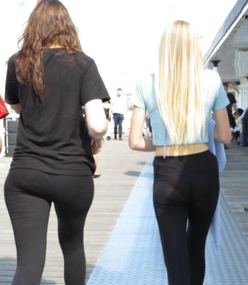 Joven rubia con leggings totalmente transparentes