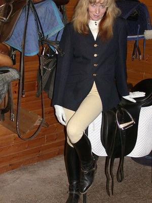 The English Lady - Solo - Inside - Equestrian