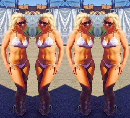 Melissa Hardbody prend un bikini à cordes blanches qui durcit sa bite