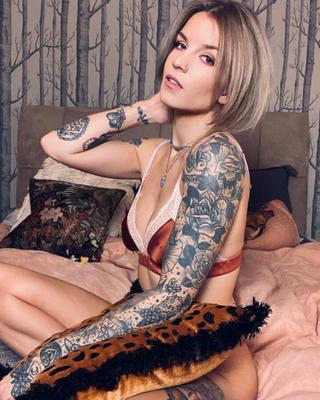 Holandês Tatted Babe Dionne