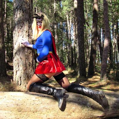 Sexy Superwoman in Strümpfen und Stiefeln, ohne Höschen-Cosplay