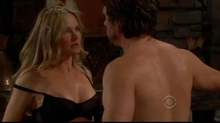 Sharon Case surpreende em preto