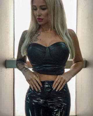 Gabriela Blondine in Leder und PVC