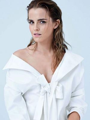 Emma Watson posant