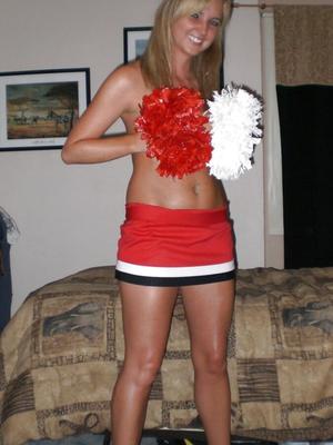 Blonde Cheerleaderin aus Illinois zieht sich aus