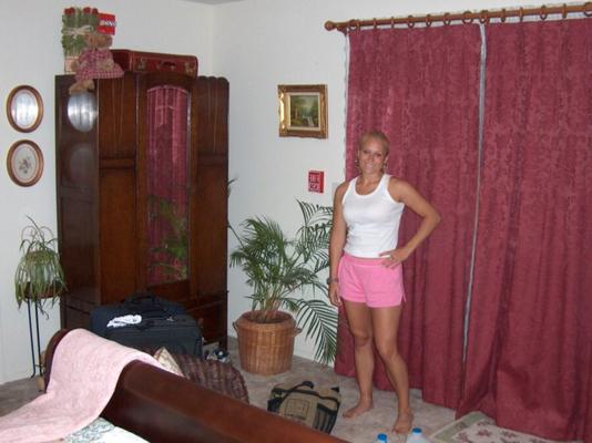 Femme blonde chaude en vacances exposée