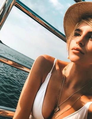 Geile Wichsvorlage Fitness-Influencerin Caro Daur