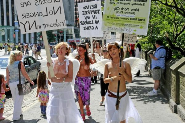 A nova-iorquina loira madura "Go Topless" tem seios lindos