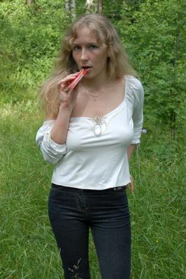 rubia tetona fumando al aire libre