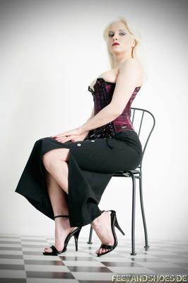 Biggi Bardots Korsett, Knopfkleid und High Heels