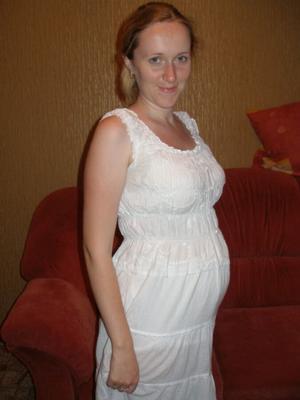 Blonde enceinte pâle