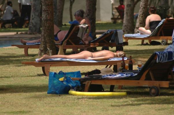 tanga safari en buen culo y rubia bronceada en la piscina