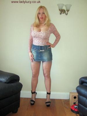 Die fickbare britische MILF Lucy ist in ihrem Jeans-Minirock so fickbar