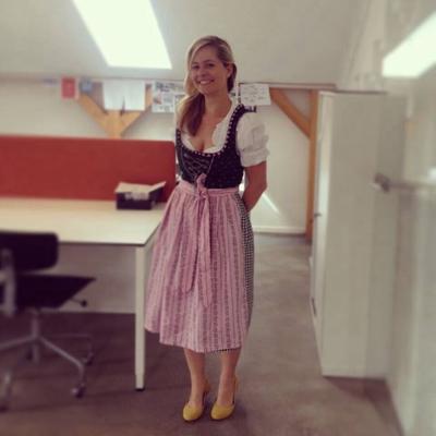 Im Dirndl na Oktoberfest em Munique Bayern