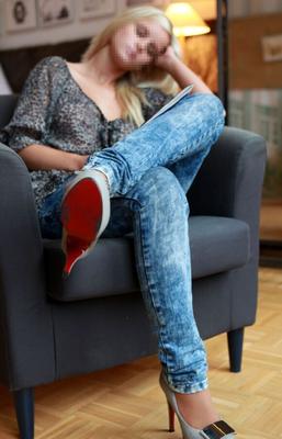 Junge Prinzessin Anne-Sophie (Nylon, Füße und Jeans)