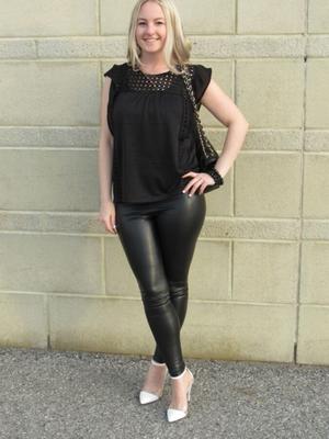 Jolie fille blonde en leggings en cuir, bottes, talons