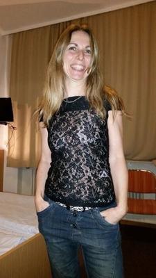 Schöne blonde MILF gibt an