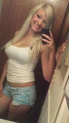 Blonde Hure mit großen Brüsten