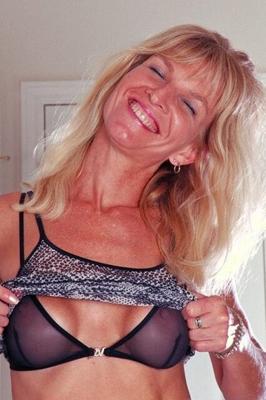 Heiße blonde MILF (bitte ausweisen)