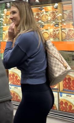 Costco Sightings - Un corps de tueur en leggings et bottes de canard