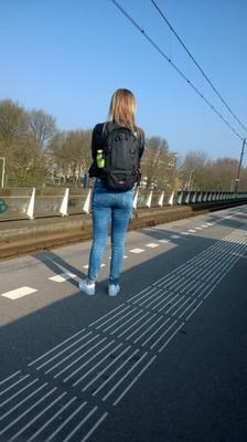 Jeune fille blonde en jeans serrés