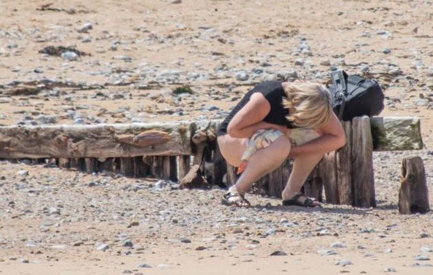 Elle pisse sur la plage!