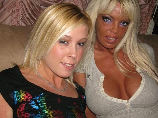 Deux blondes sur Noe Guy