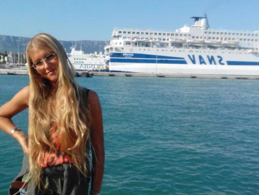 Rubia de vacaciones en Croacia