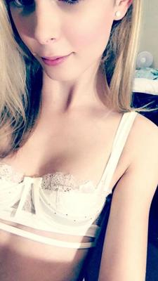 Deliciosa rubia tgirl con buen culo y polla