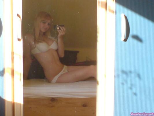 Teen blonde amateur avec un corps chaud