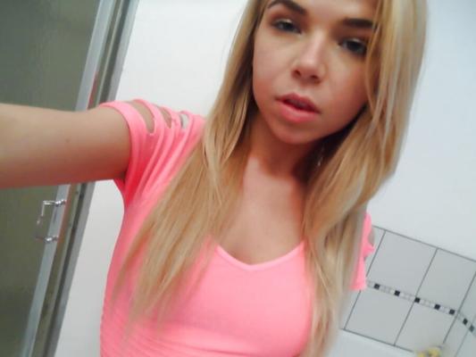 Alina West selfie