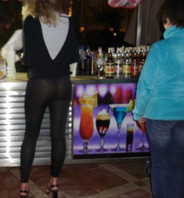 Joven adolescente ver a través de leggings