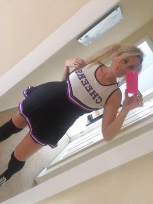 MILF-Weihnachtsmann- und Cheerleader-Outfit