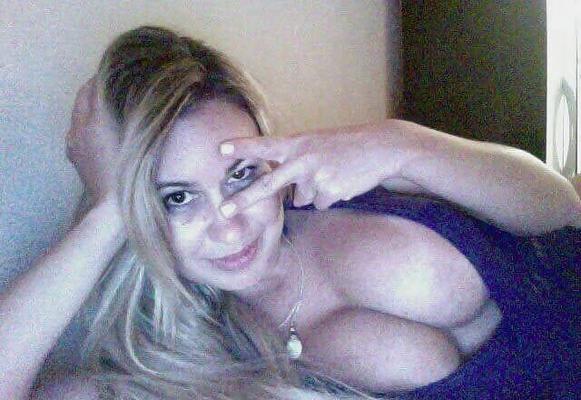 Une uruguayenne aux gros seins posant devant sa webcam