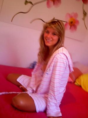 Joven rubia posando