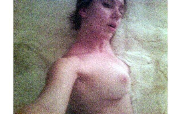 Scarlett Johansson nude selfies